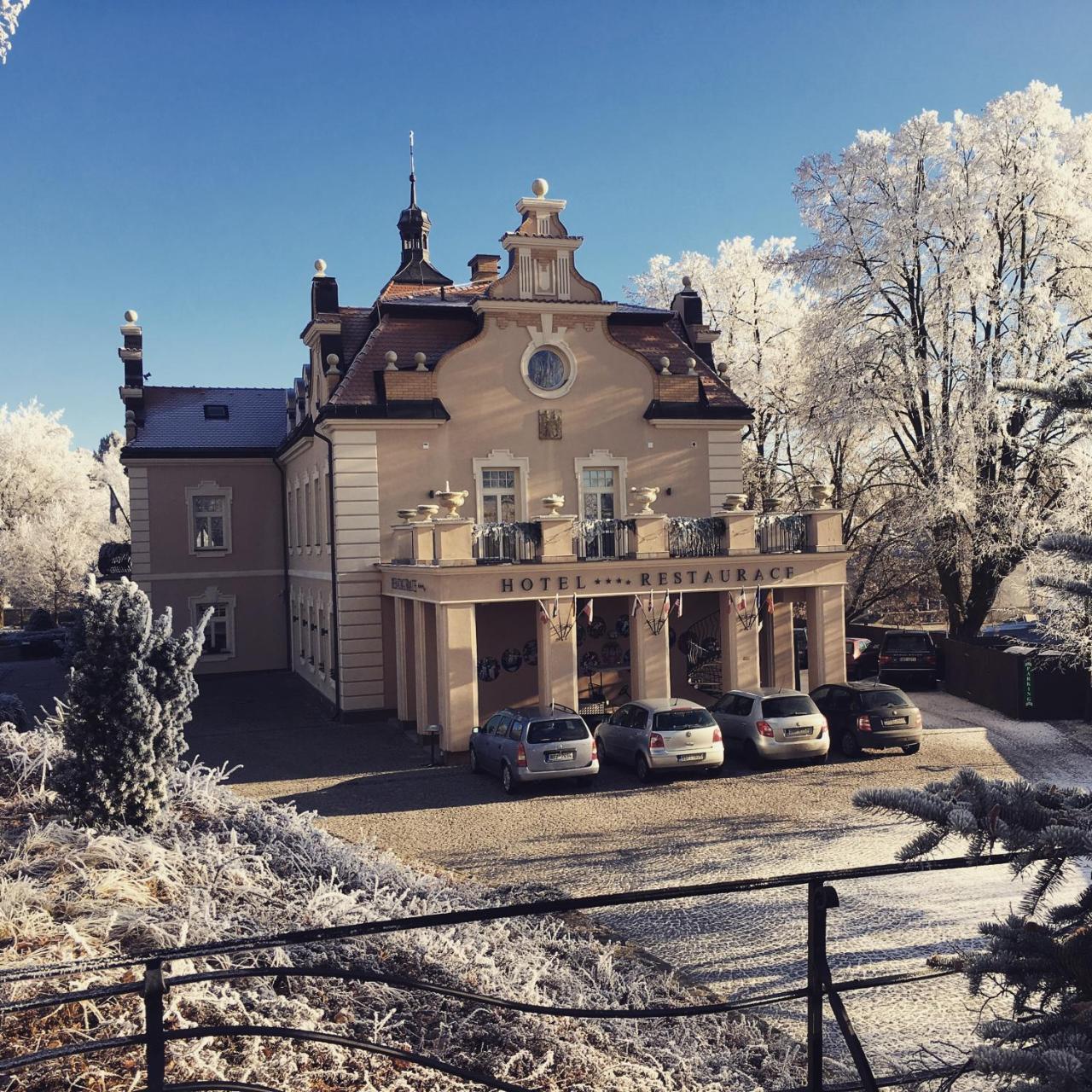 Hotel Zamek Berchtold Strančice Extérieur photo